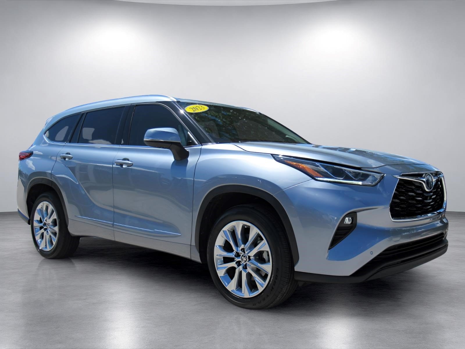 Used 2023 Toyota Highlander Limited FWD image 1