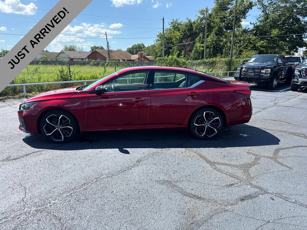 Used 2023 Nissan Altima 2.5 SR FWD image 8