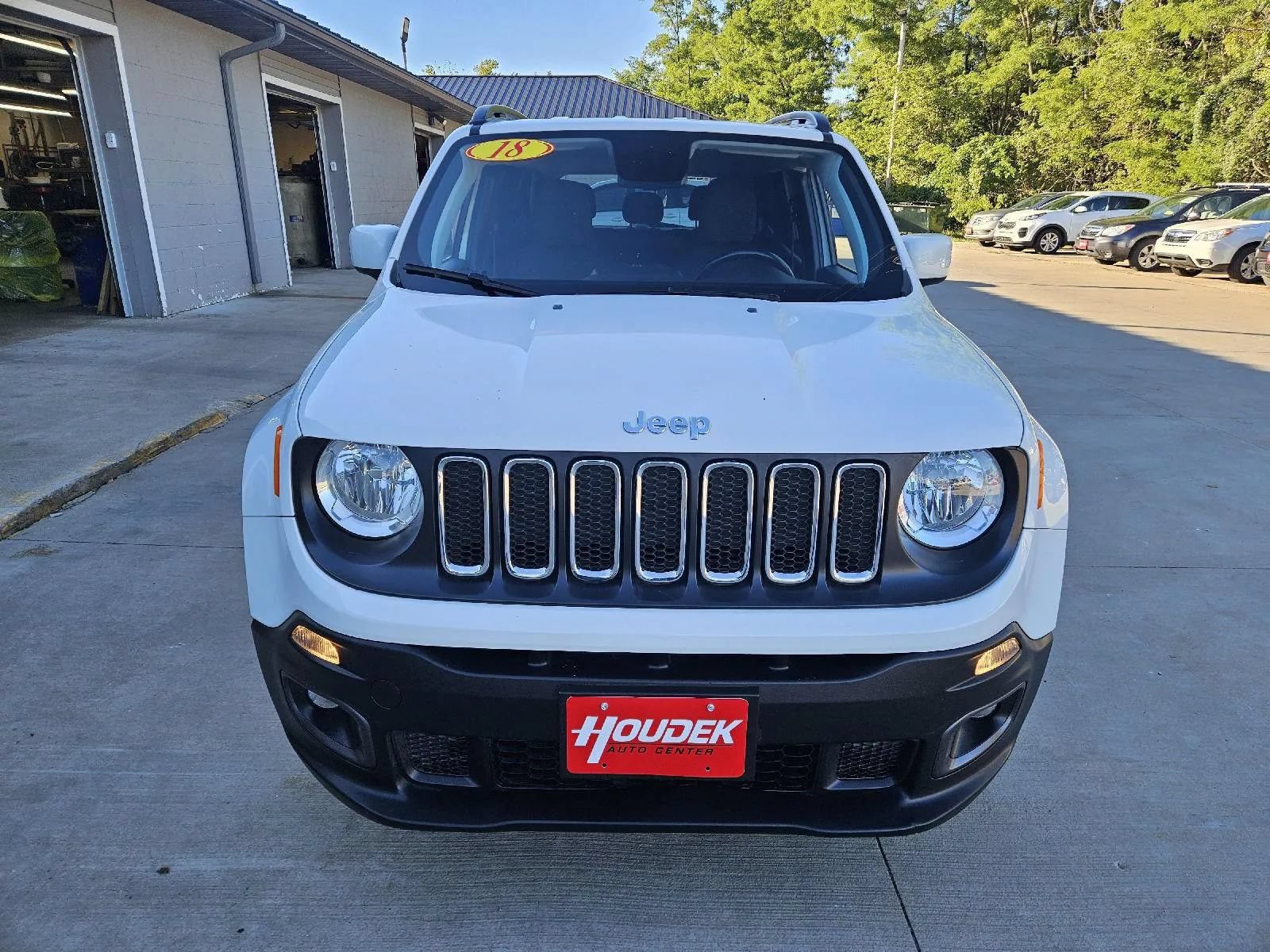 Used 2018 Jeep Renegade Latitude w/ Cold Weather Group FWD image 3