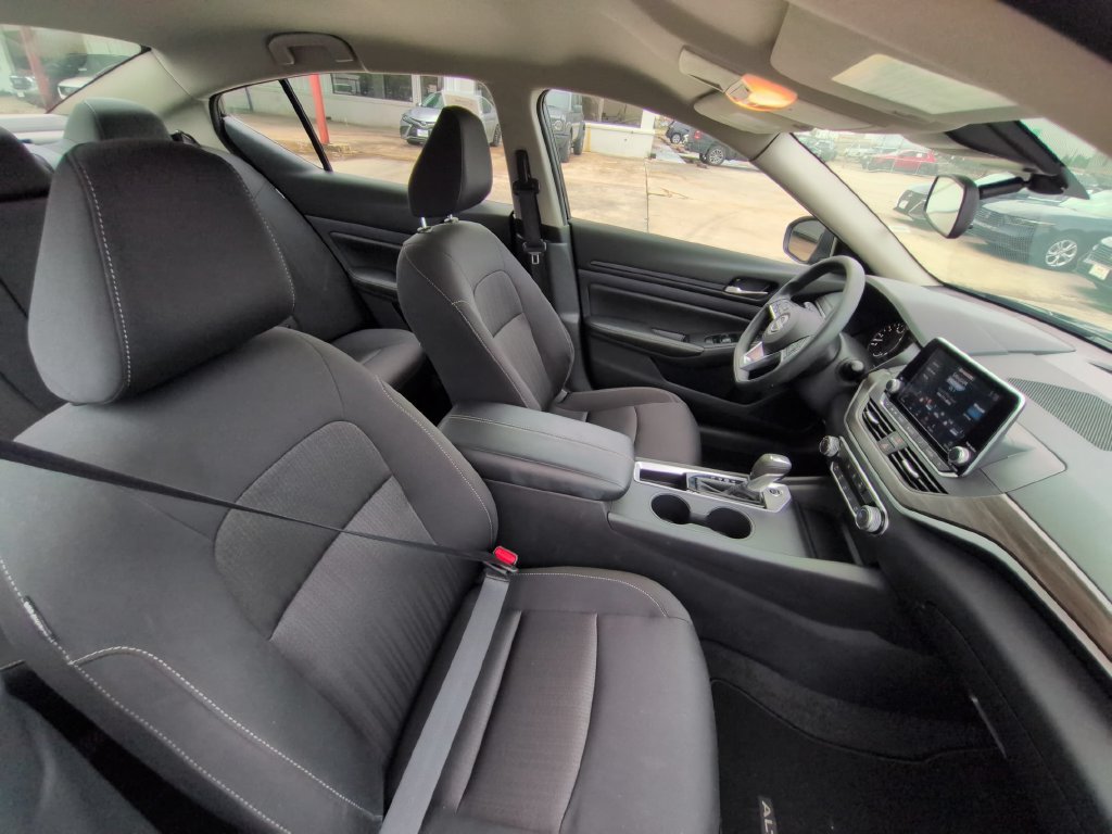 Used 2025 Nissan Altima 2.5 SV FWD image 30