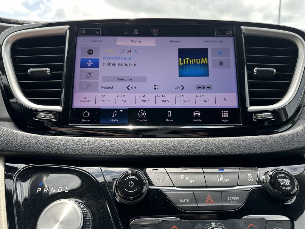 Certified 2022 Chrysler Pacifica Touring-L FWD image 11