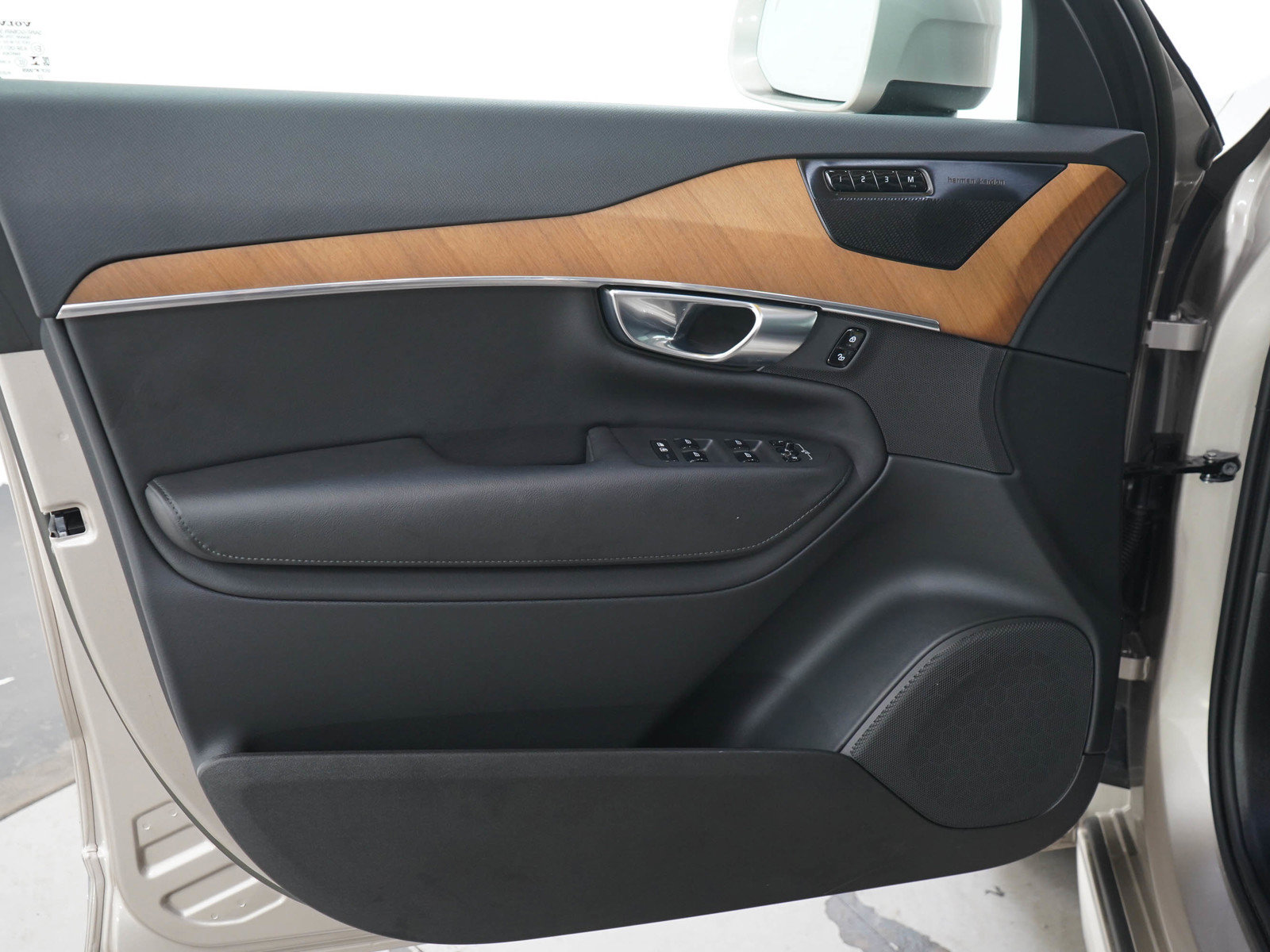 Used 2023 Volvo XC90 B6 Plus AWD/4WD image 23