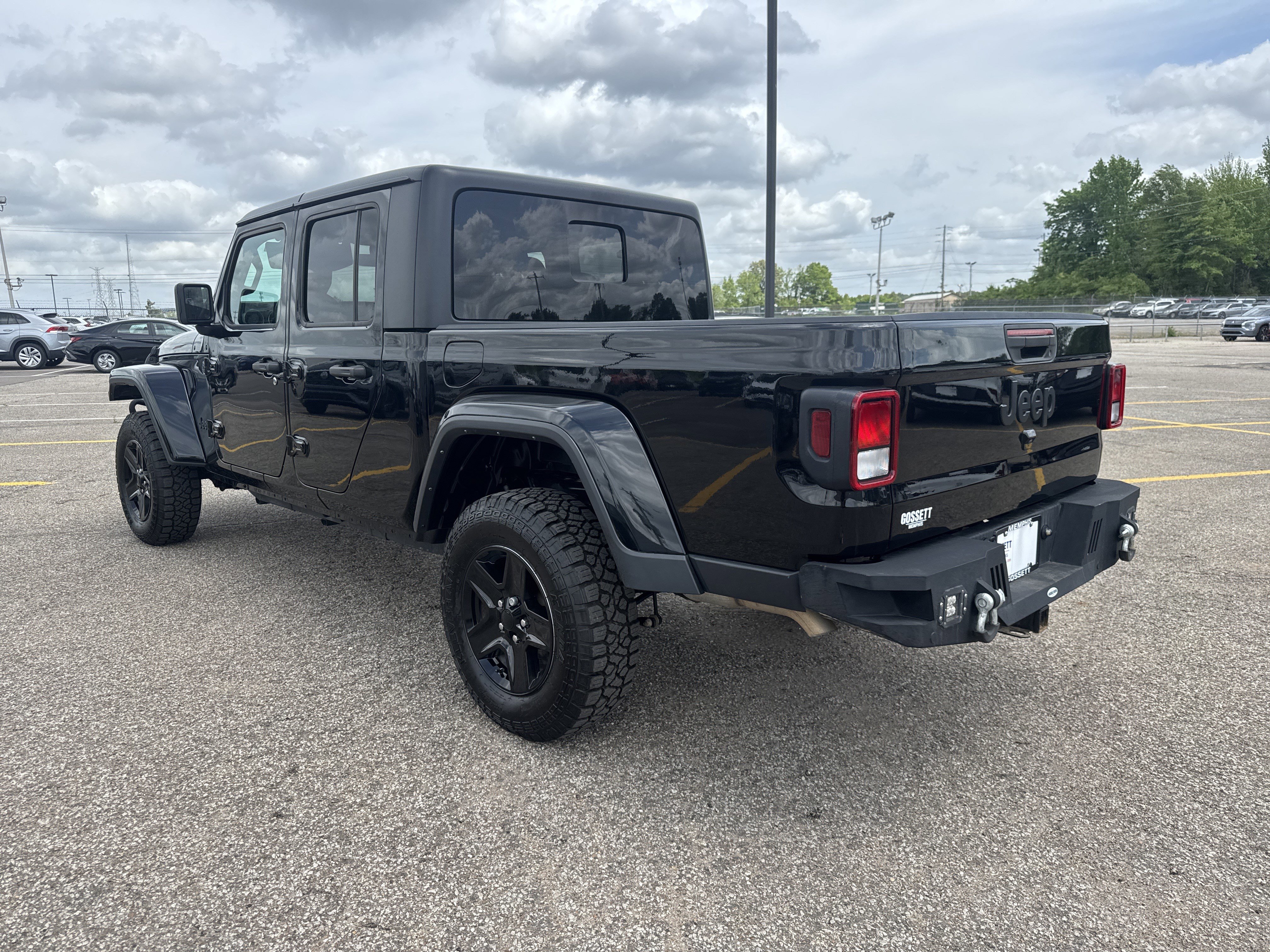 Used 2023 Jeep Gladiator Sport image 3