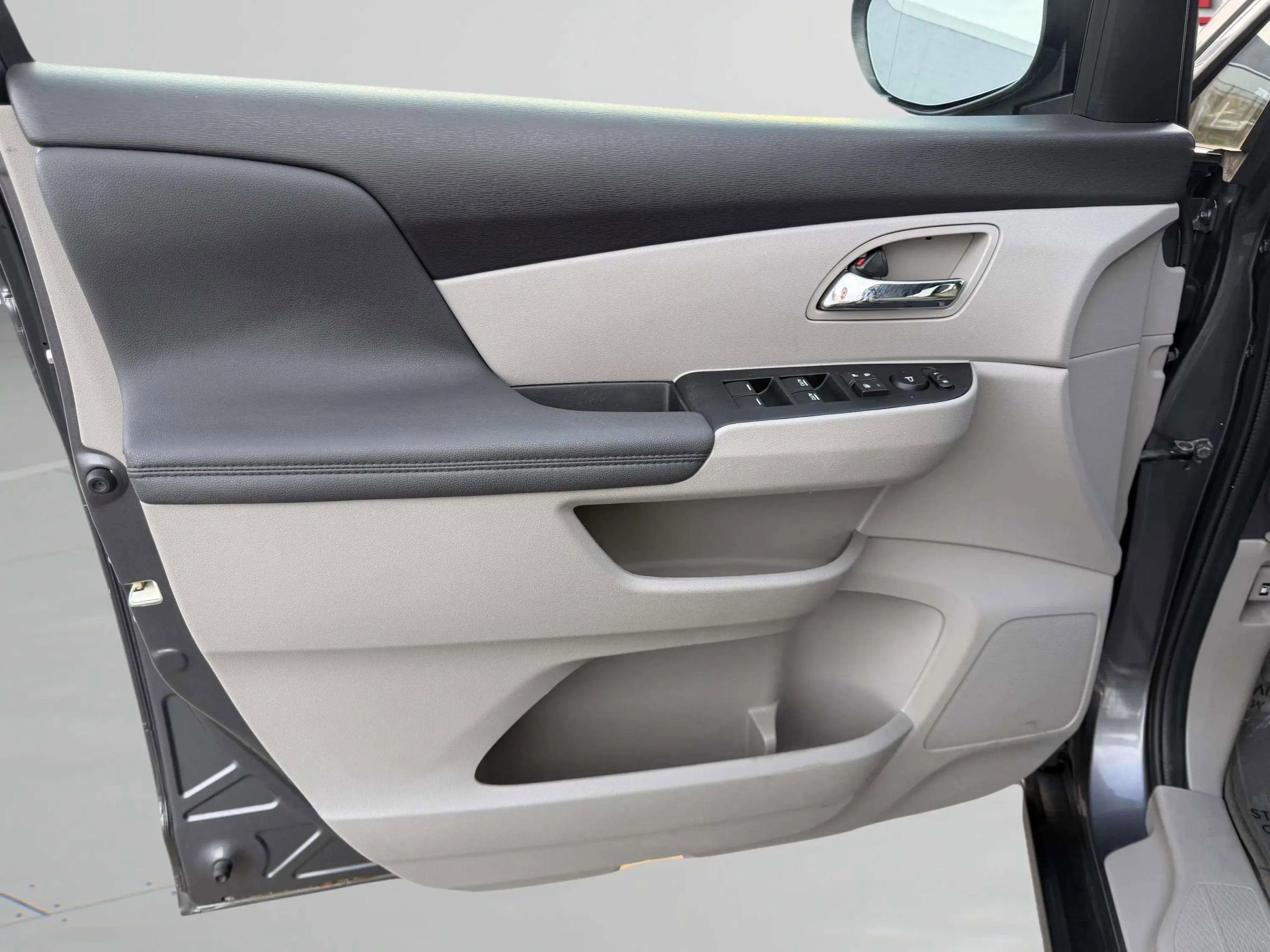 Used 2014 Honda Odyssey LX image 12