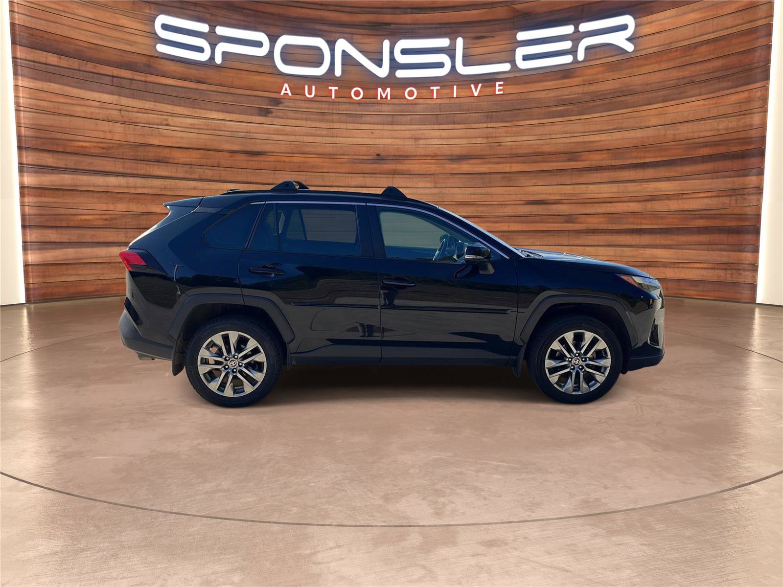 Used 2022 Toyota RAV4 XLE Premium image 7