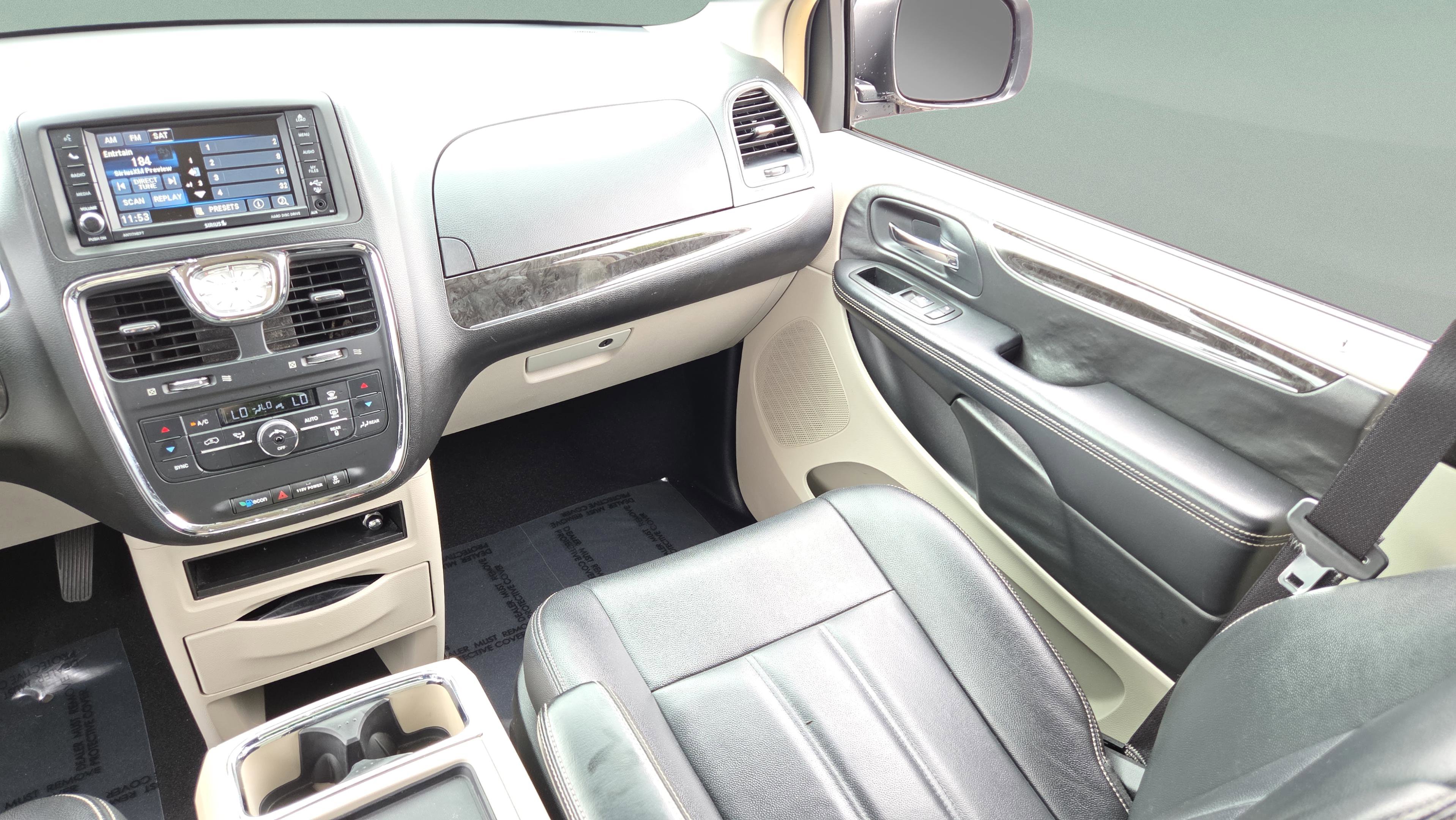 Used 2013 Chrysler Town & Country Touring FWD image 14