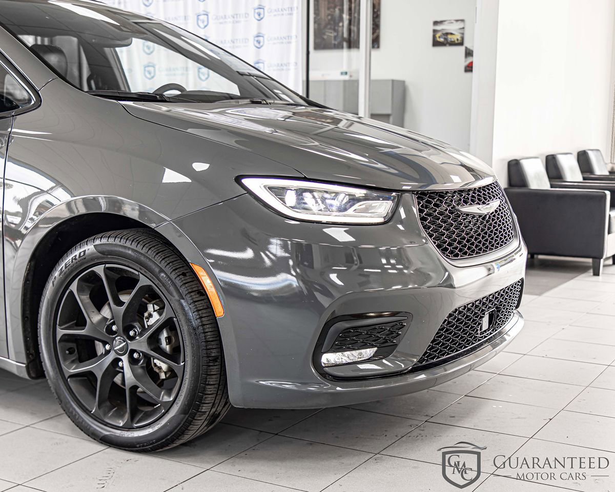 Used 2025 Chrysler Pacifica Limited FWD image 4