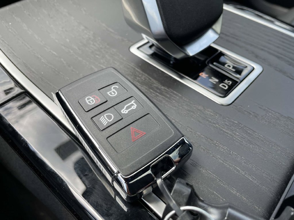 New 2026 Land Rover Range Rover Velar Dynamic SE AWD/4WD image 42