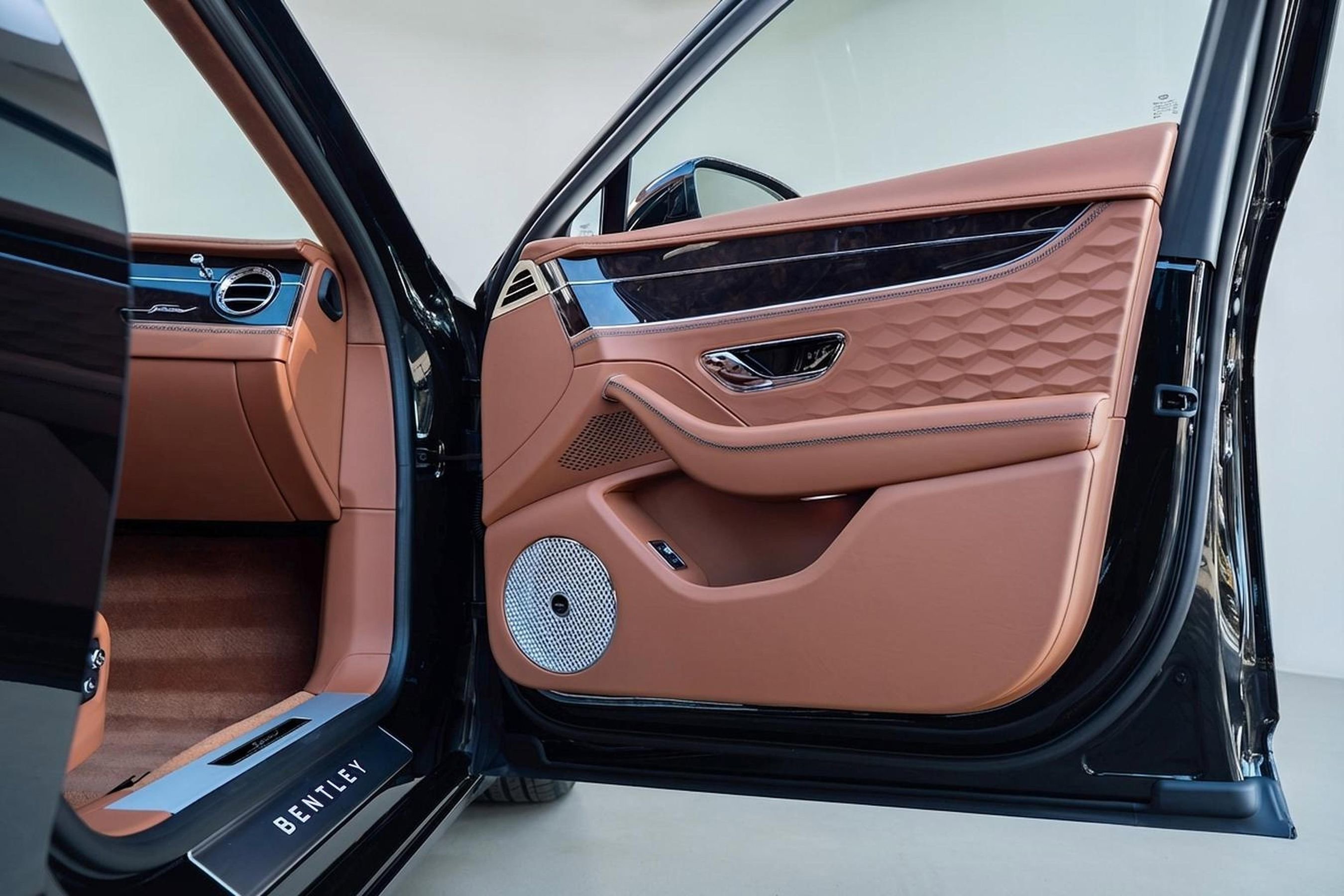 Used 2025 Bentley Flying Spur Plug-In Hybrid image 20