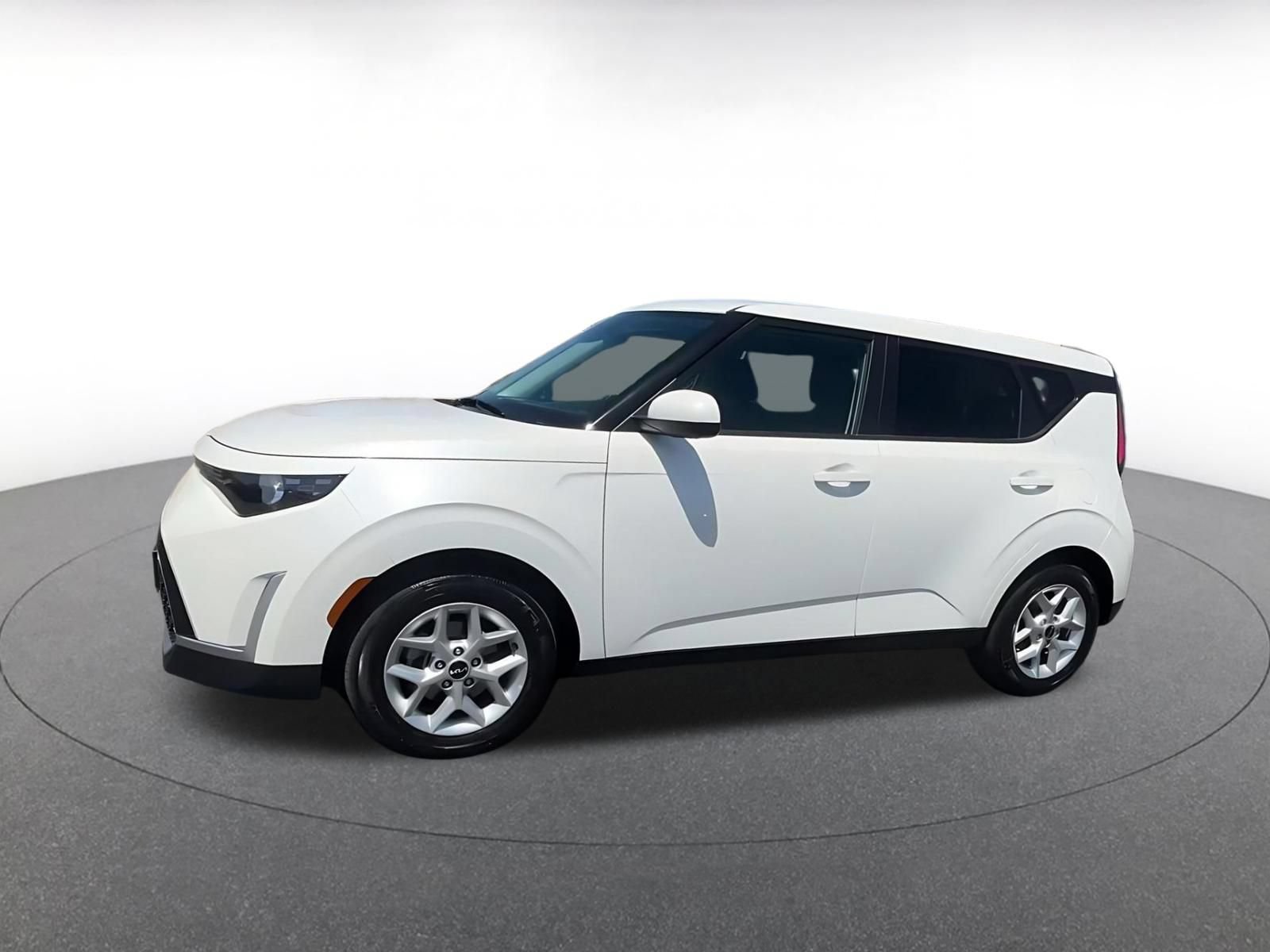 Used 2025 Kia Soul LX w/ LX Technology Package FWD image 8