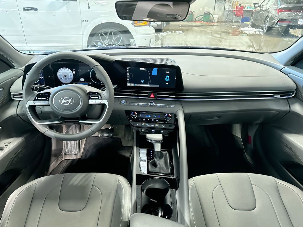 Certified 2025 Hyundai Elantra SEL image 11