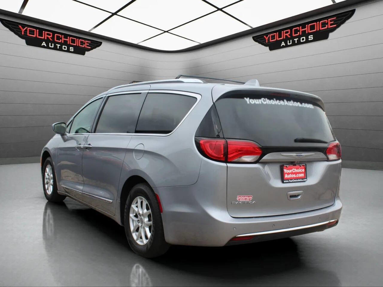Used 2020 Chrysler Pacifica Touring-L FWD image 3