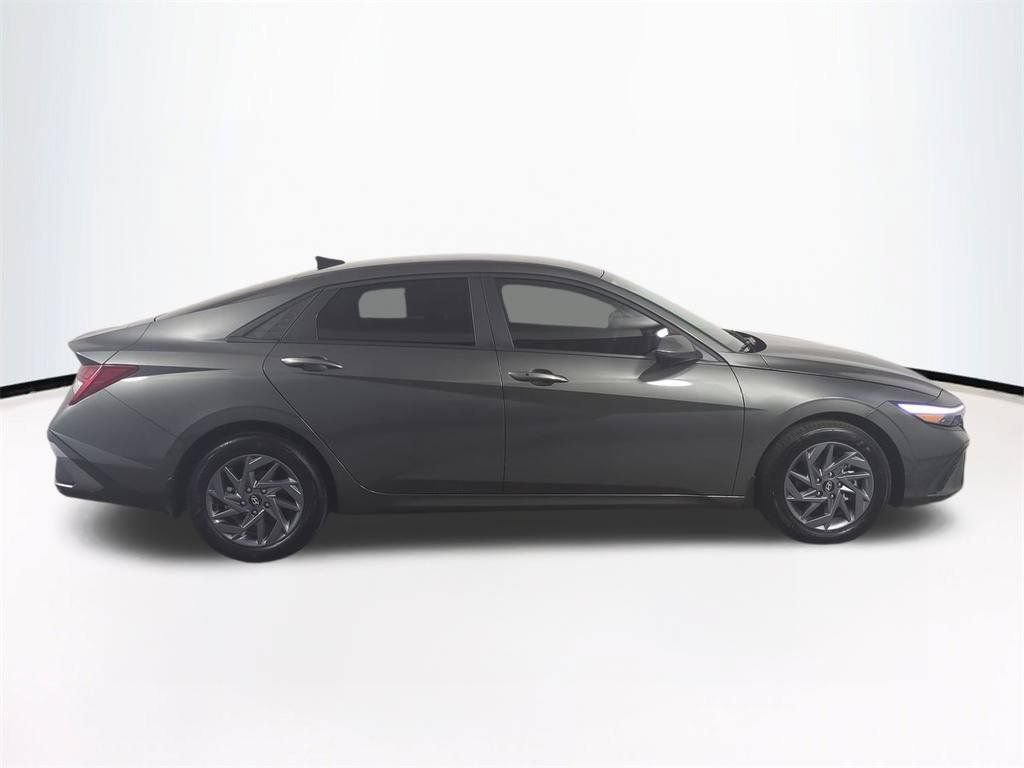 Used 2025 Hyundai Elantra Hybrid FWD image 4