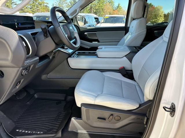 Used 2025 Ford Expedition Platinum w/ Driver's Package AWD/4WD image 10