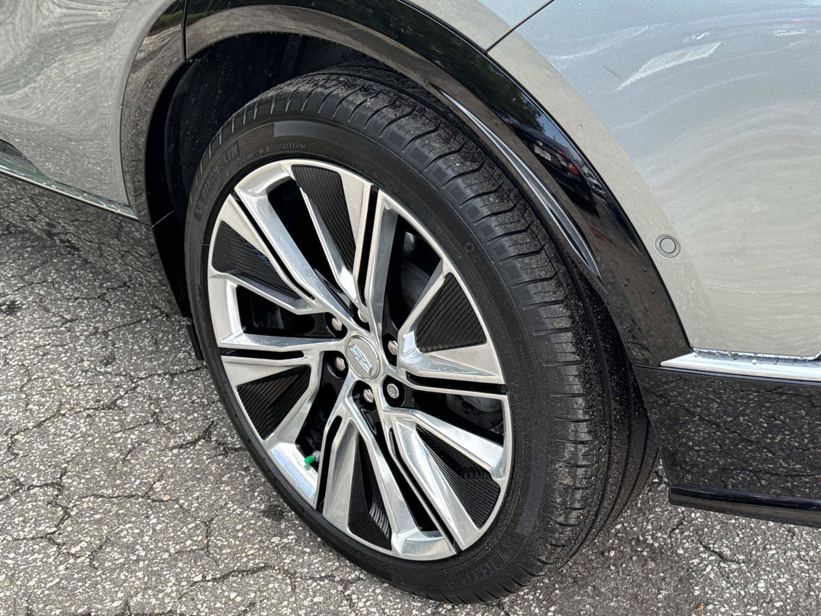 Used 2025 Cadillac Lyriq Luxury w/ LPO, Floor Liner Package AWD/4WD image 12