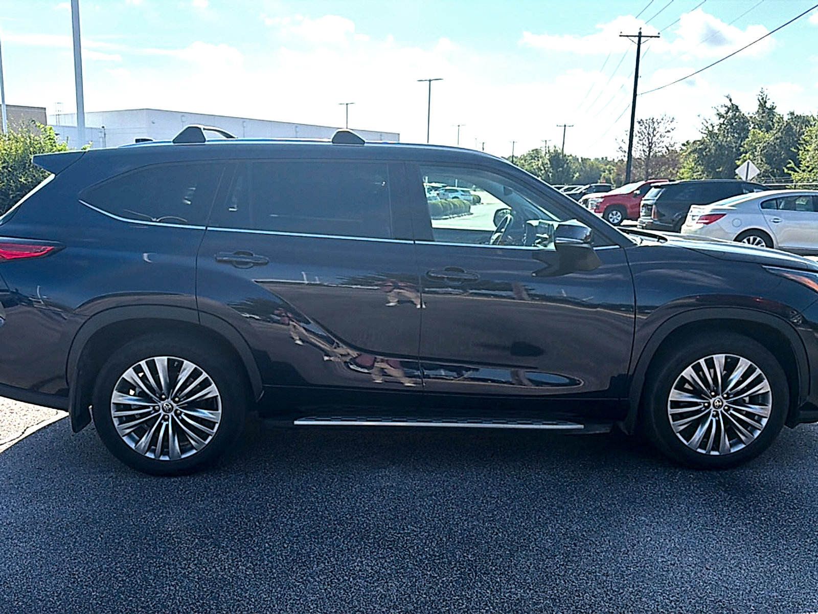 Used 2021 Toyota Highlander Platinum FWD image 5