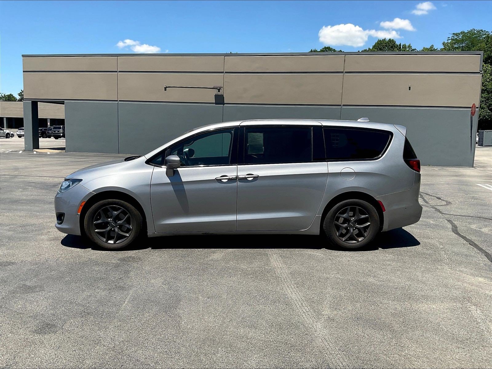 Used 2019 Chrysler Pacifica Touring Plus w/ Advanced Safetytec Group FWD image 32