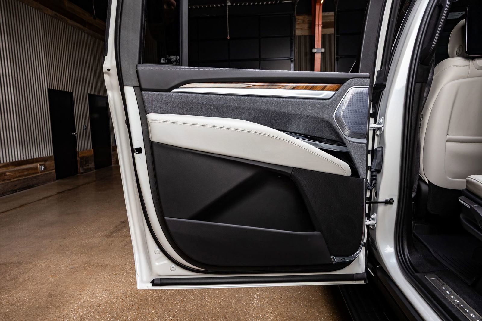 Used 2025 Cadillac Escalade ESV Sport Platinum w/ LPO, ONYX Package image 41