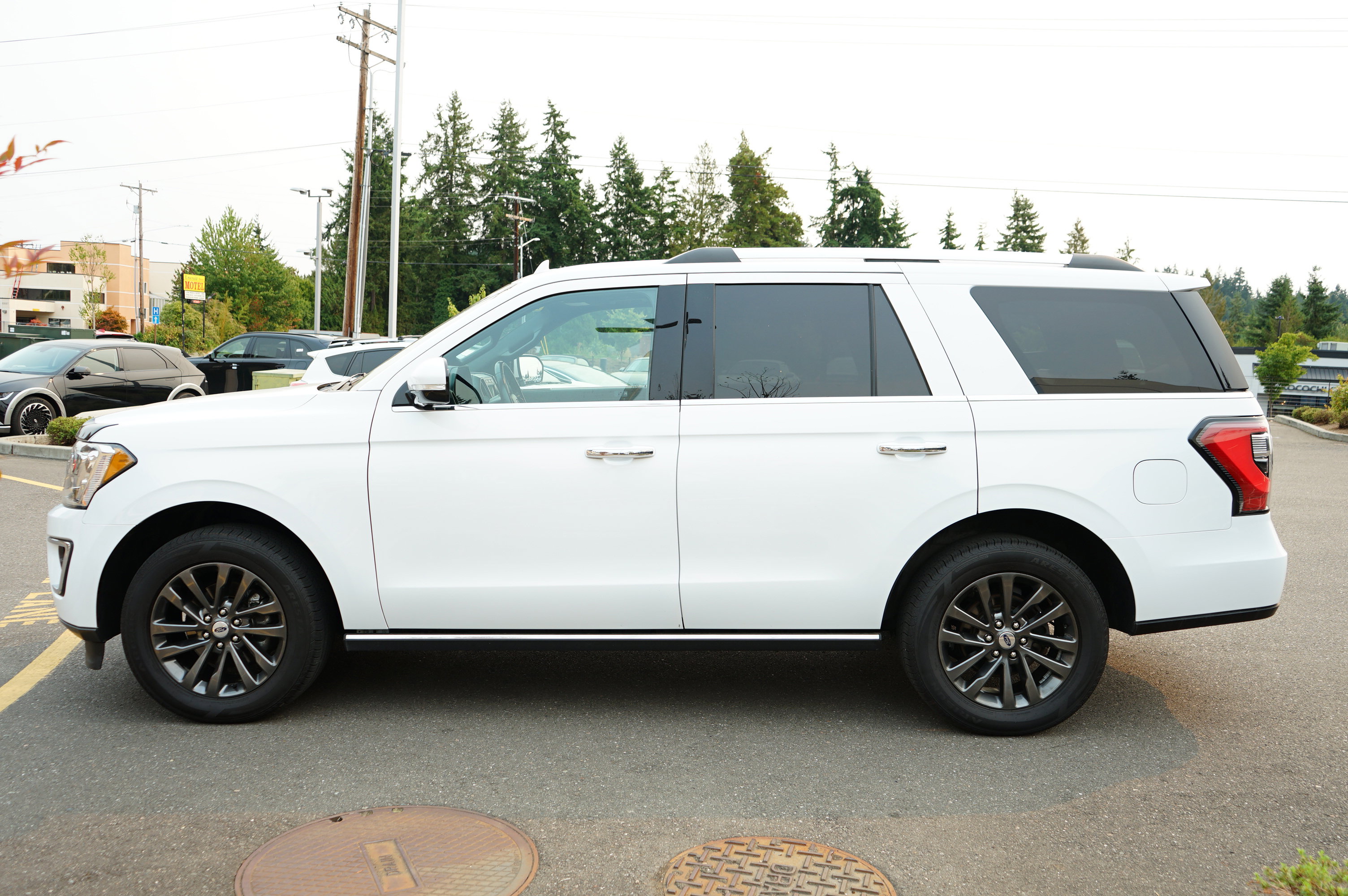 Used 2021 Ford Expedition Limited image 6