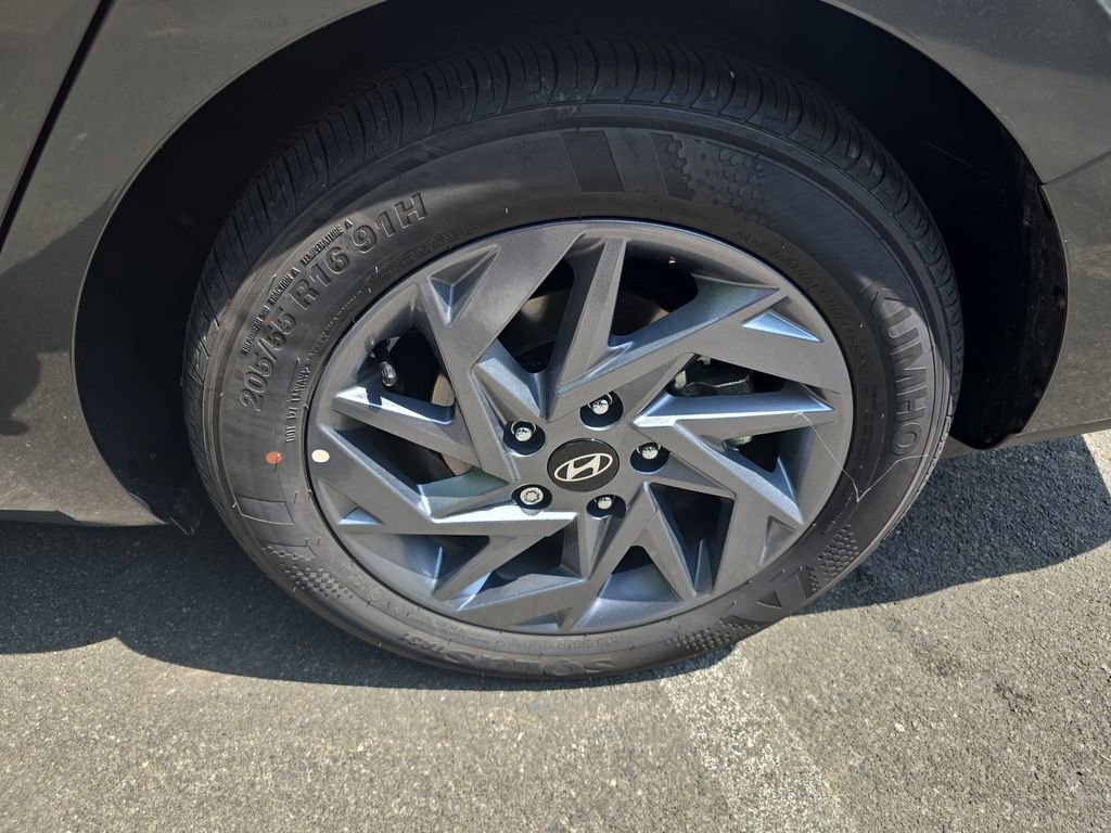 Used 2025 Hyundai Elantra Blue image 30