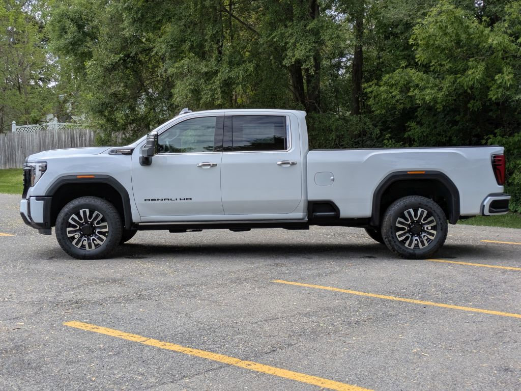 New 2026 GMC Sierra 3500 Denali Ultimate w/ LPO, Black Badging Package AWD/4WD image 4