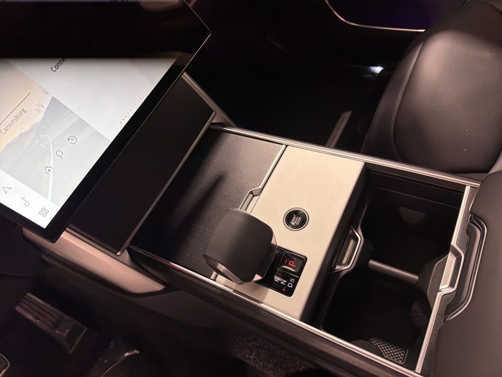 New 2026 Land Rover Range Rover SE image 17