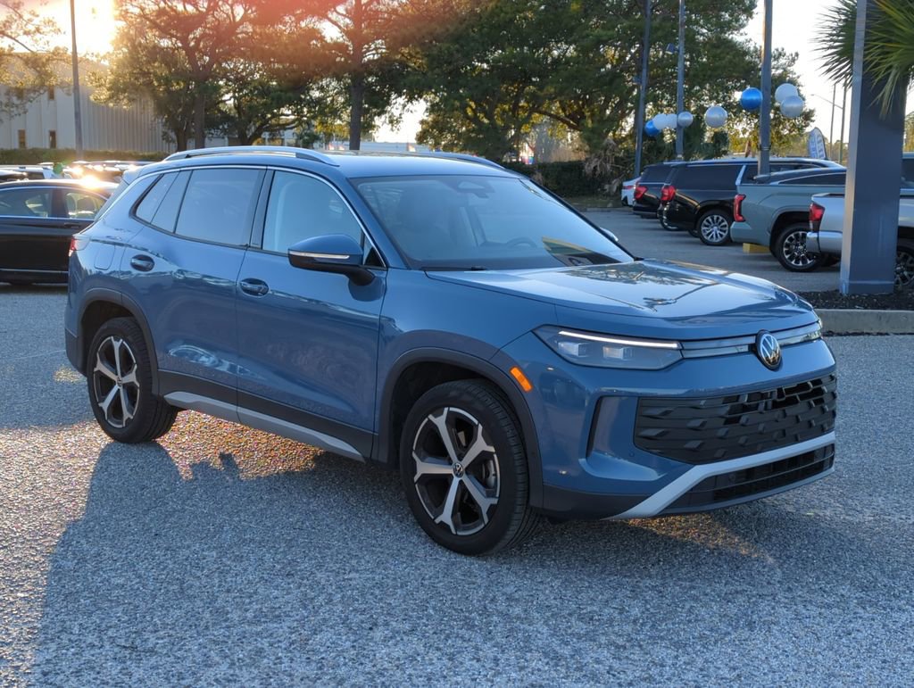 Certified 2025 Volkswagen Tiguan SE image 8