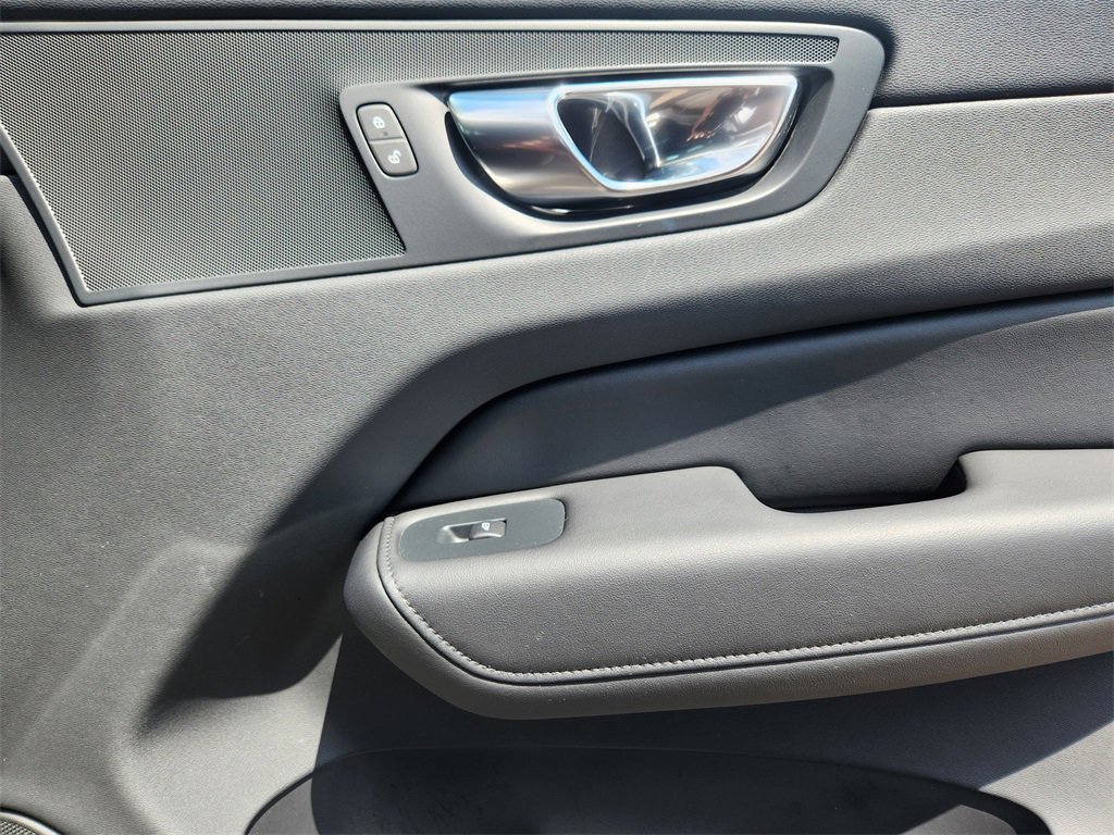Used 2025 Volvo XC60 B5 Core image 20