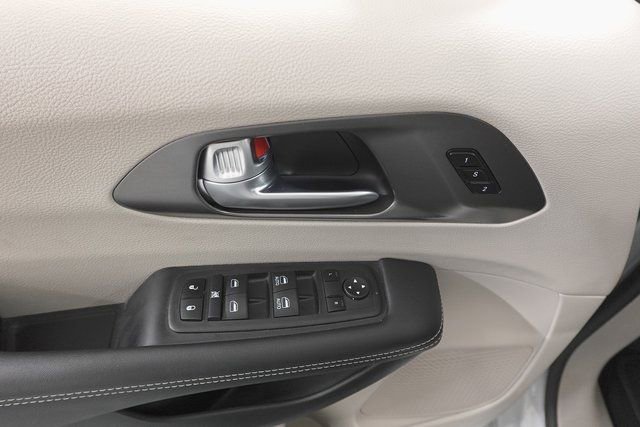 Used 2024 Chrysler Pacifica Touring-L image 8