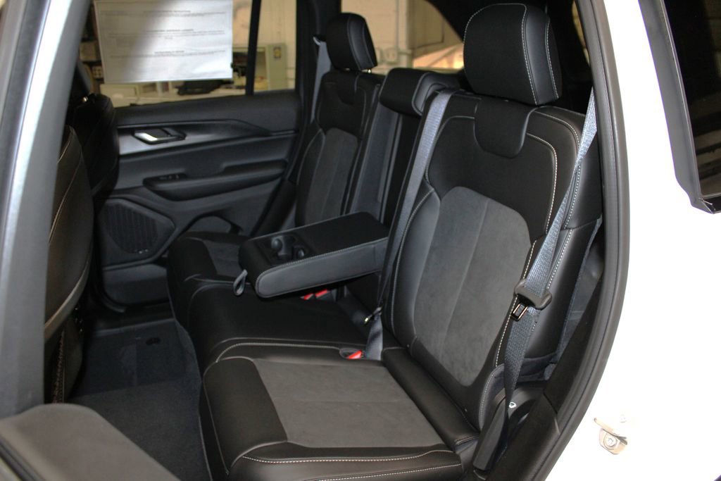 New 2025 Jeep Grand Cherokee Laredo image 27