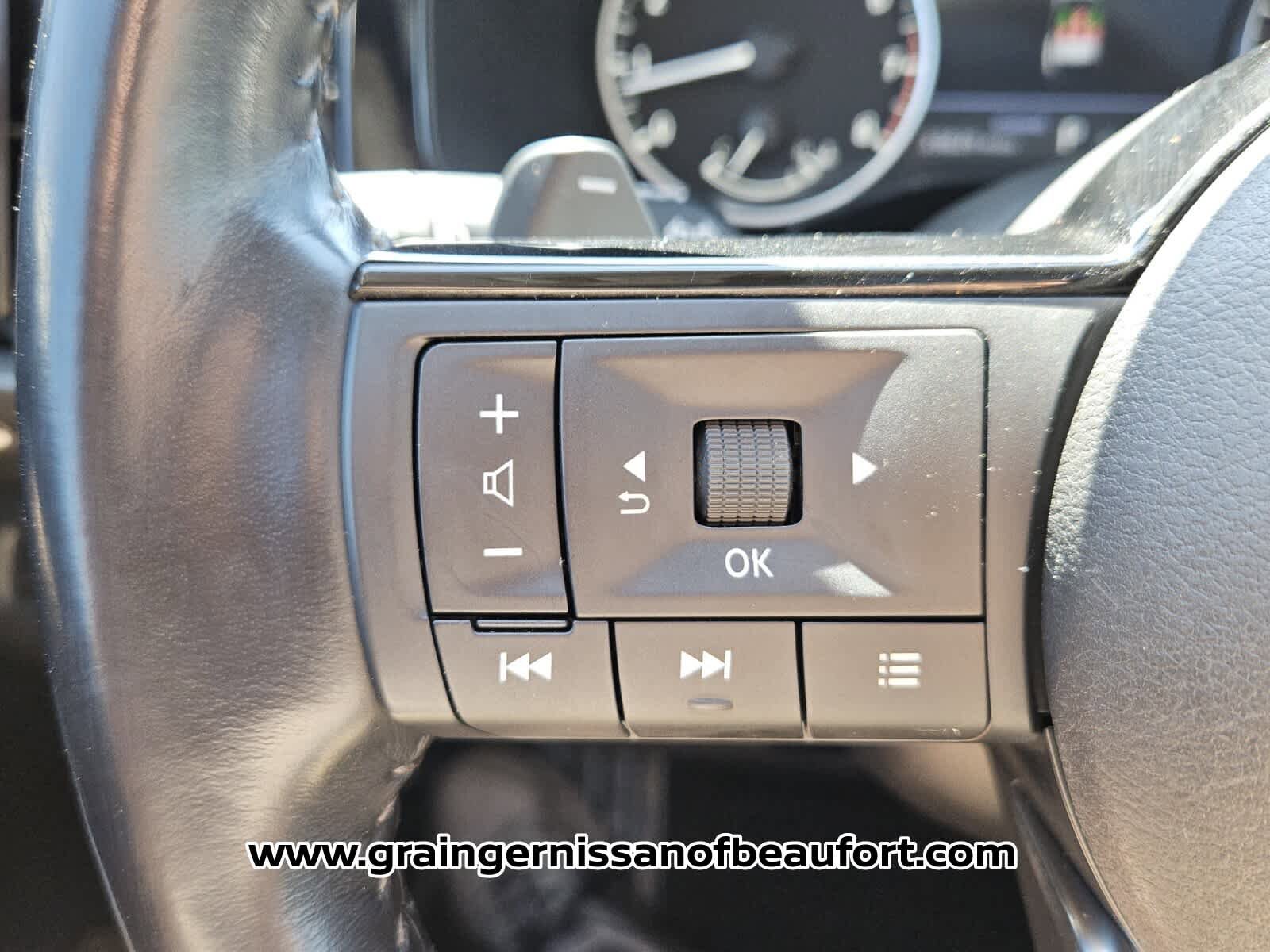 Used 2023 Nissan Pathfinder Platinum w/ Black Appearance Package image 12