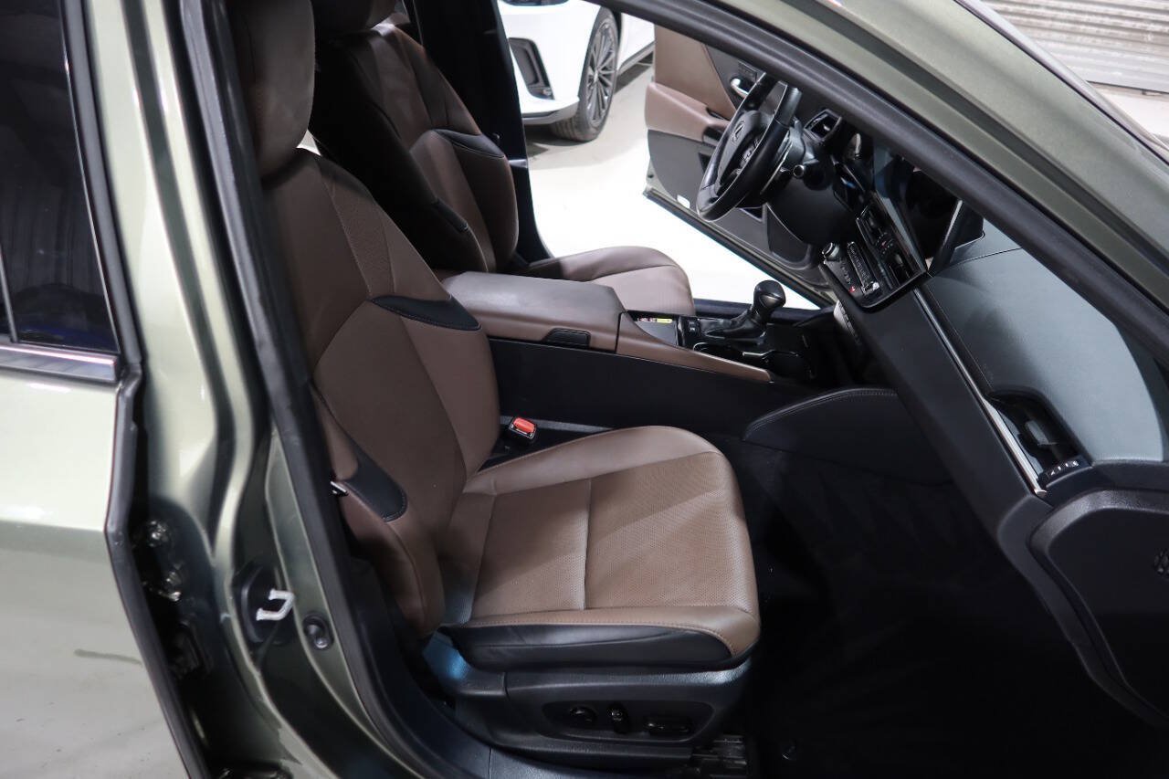 Used 2025 Lexus ES 300h w/ Premium Package FWD image 12