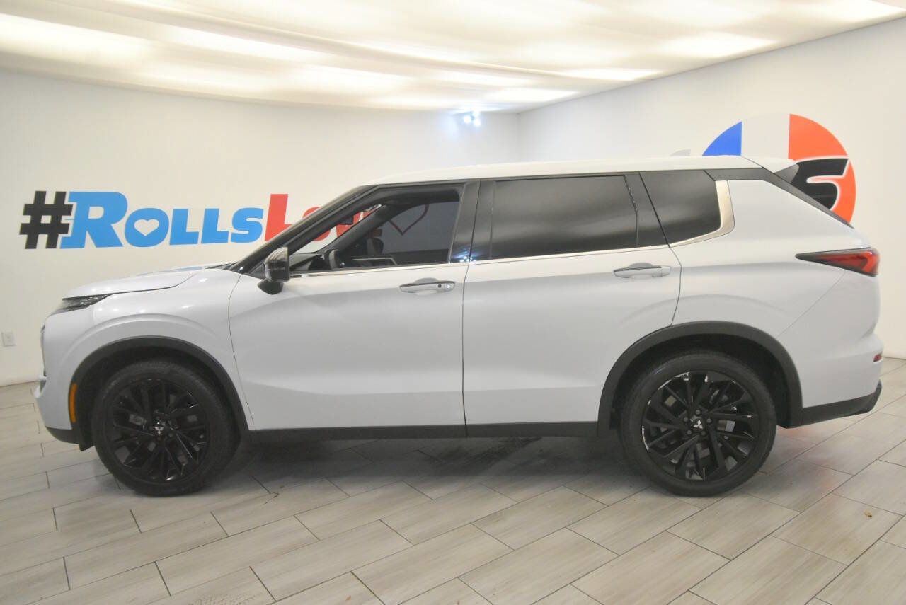 Used 2023 Mitsubishi Outlander SE Black Edition image 2