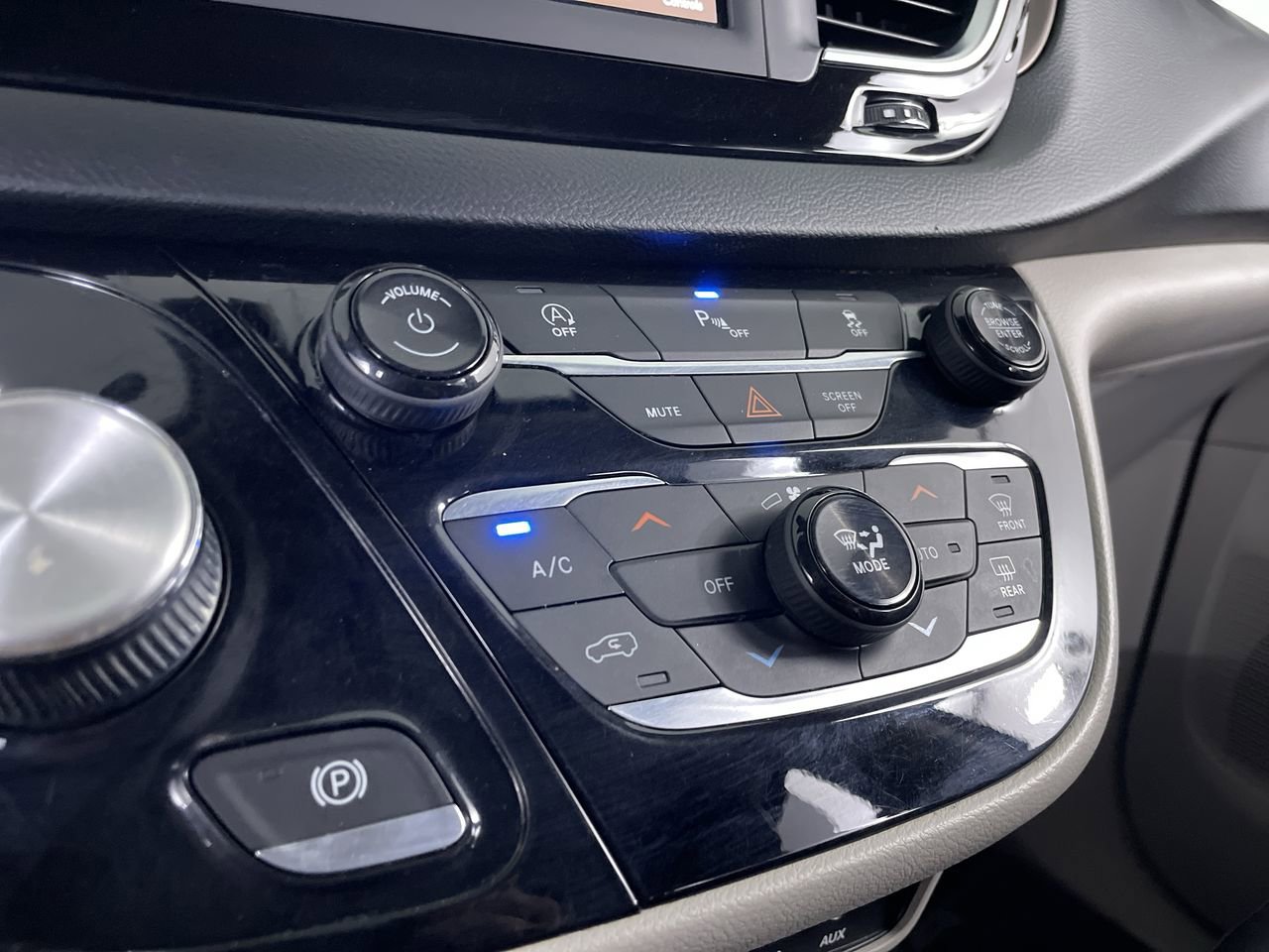 Used 2019 Chrysler Pacifica Touring-L FWD image 16