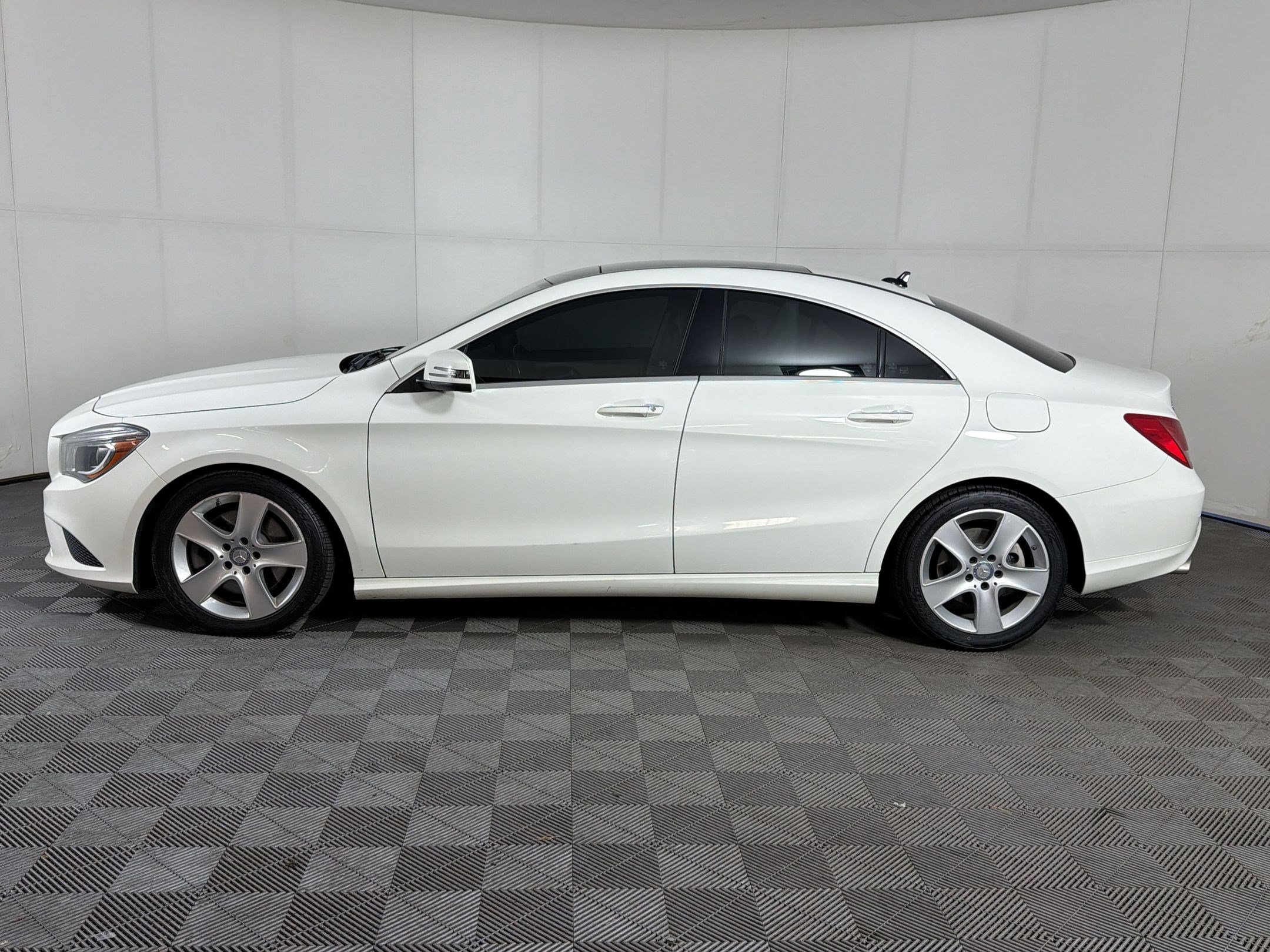 Used 2015 Mercedes-Benz CLA 250 4MATIC image 2