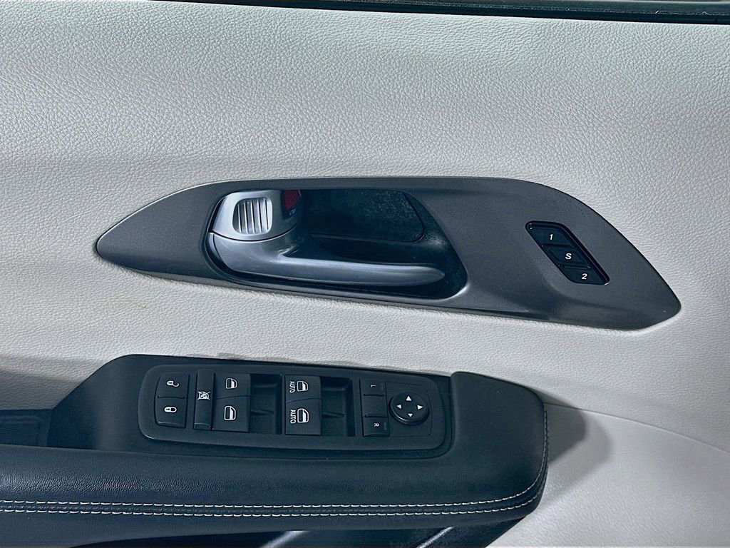 Used 2024 Chrysler Pacifica Touring-L image 25