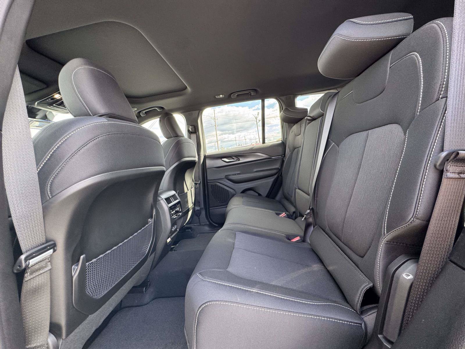 New 2025 Jeep Grand Cherokee Laredo X w/ Luxury Tech Group I AWD/4WD image 17