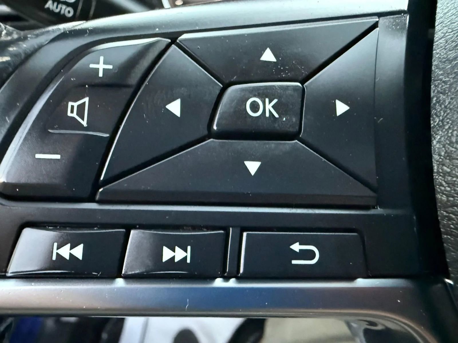 Used 2019 Nissan Rogue SV w/ Premium Package FWD image 18