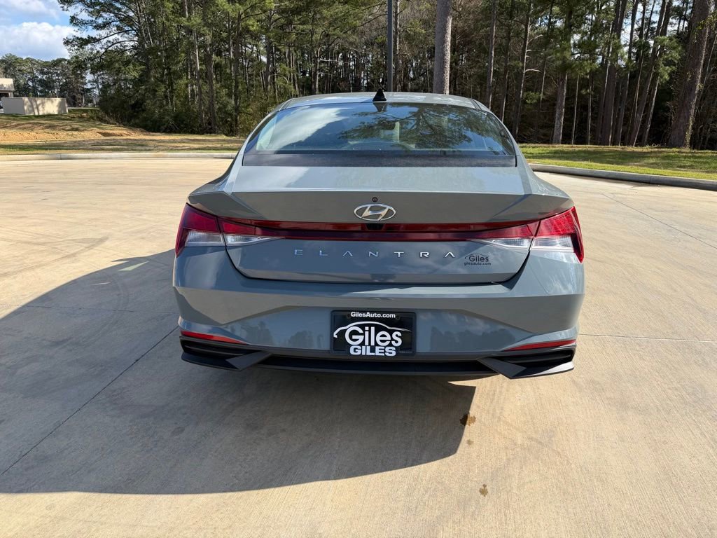 Used 2022 Hyundai Elantra SEL w/ Preferred Accessory Package image 4