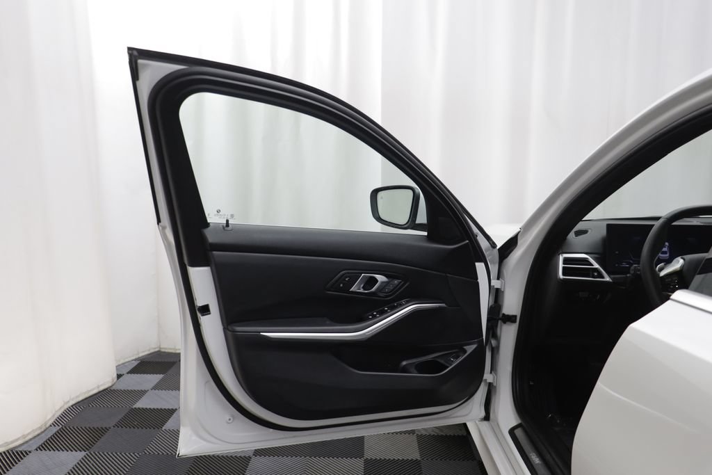 Used 2026 BMW 330i xDrive Sedan AWD/4WD image 4
