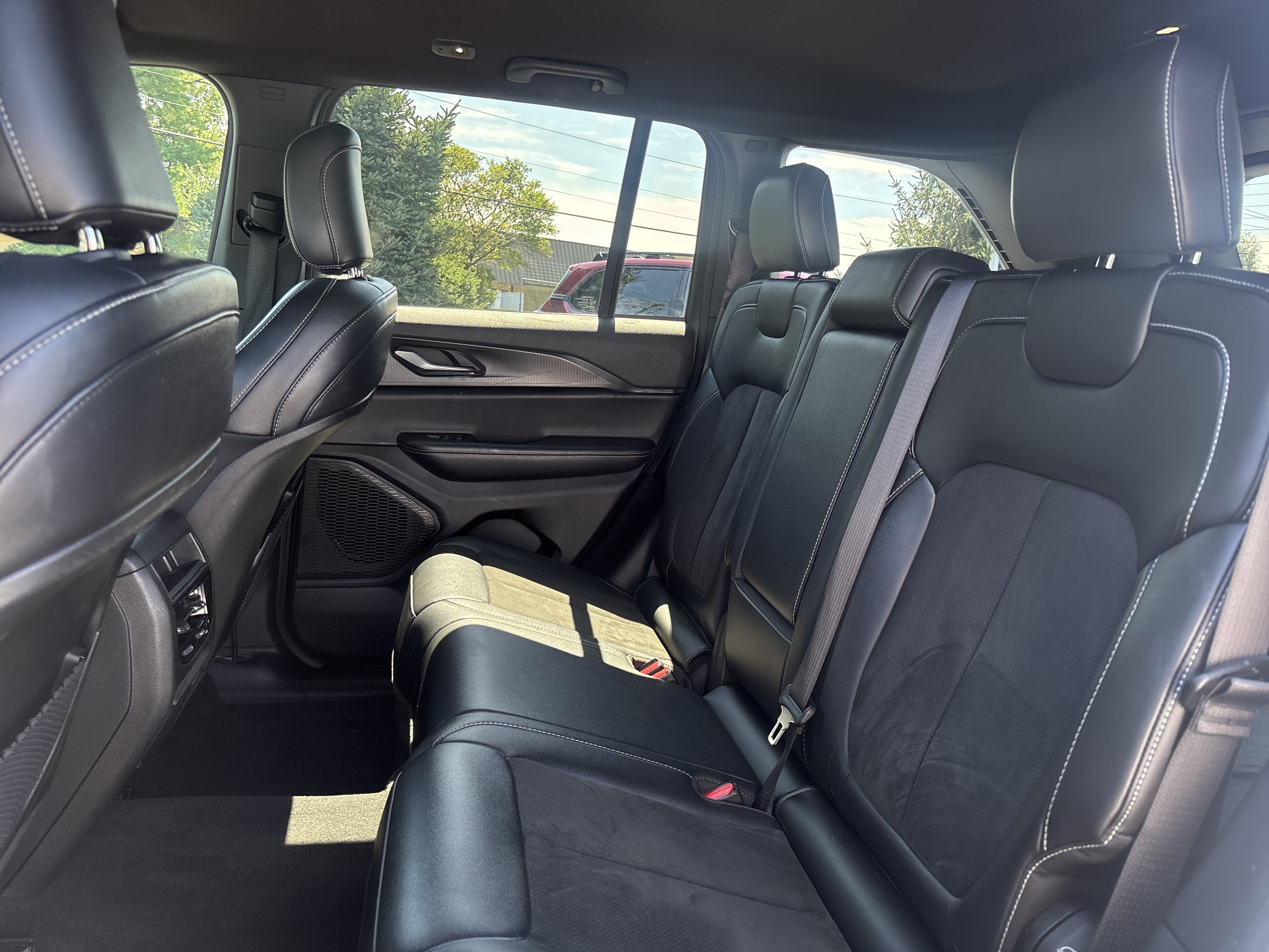 Used 2025 Jeep Grand Cherokee Altitude AWD/4WD image 27