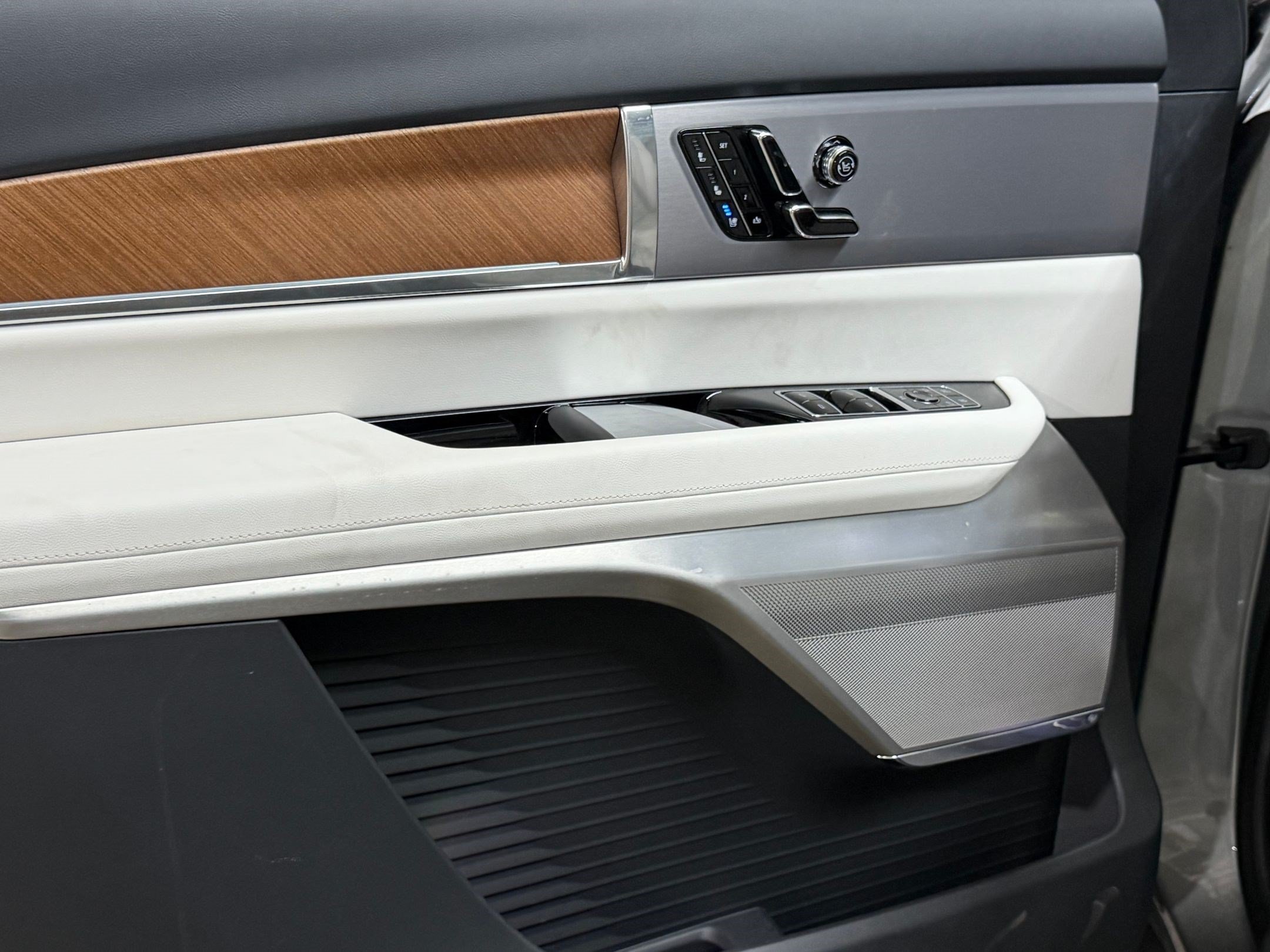 New 2026 Cadillac Vistiq Luxury AWD/4WD image 12
