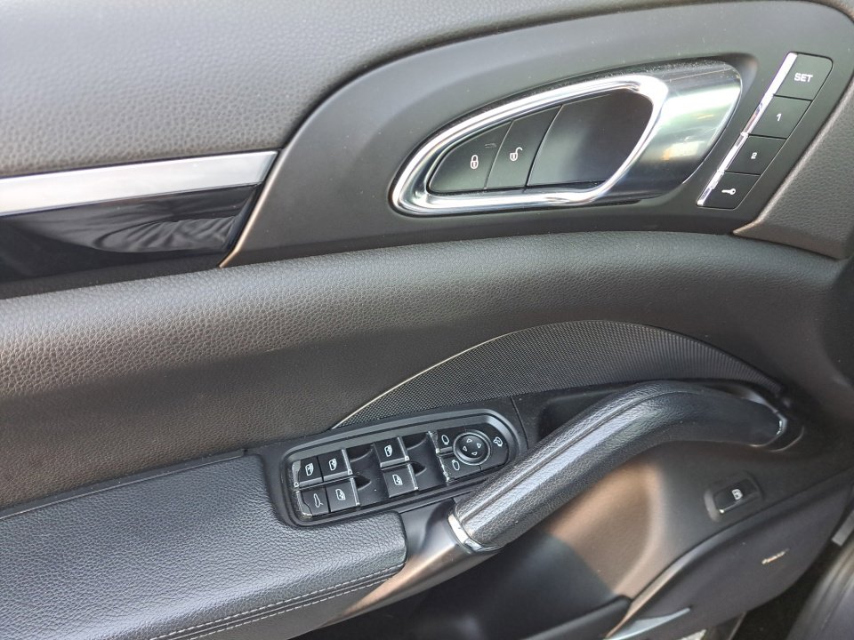 Used 2015 Porsche Cayenne S w/ Premium Package AWD/4WD image 32