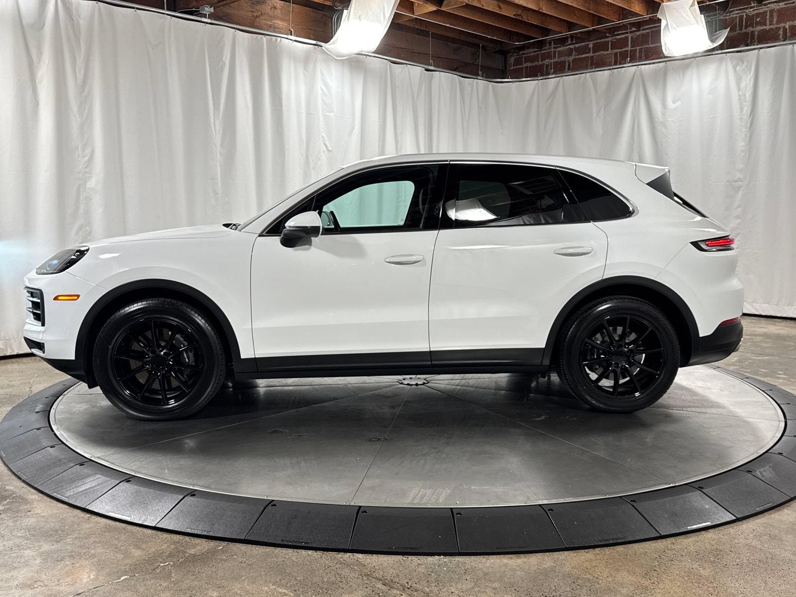 Used 2024 Porsche Cayenne w/ Premium Package AWD/4WD image 6