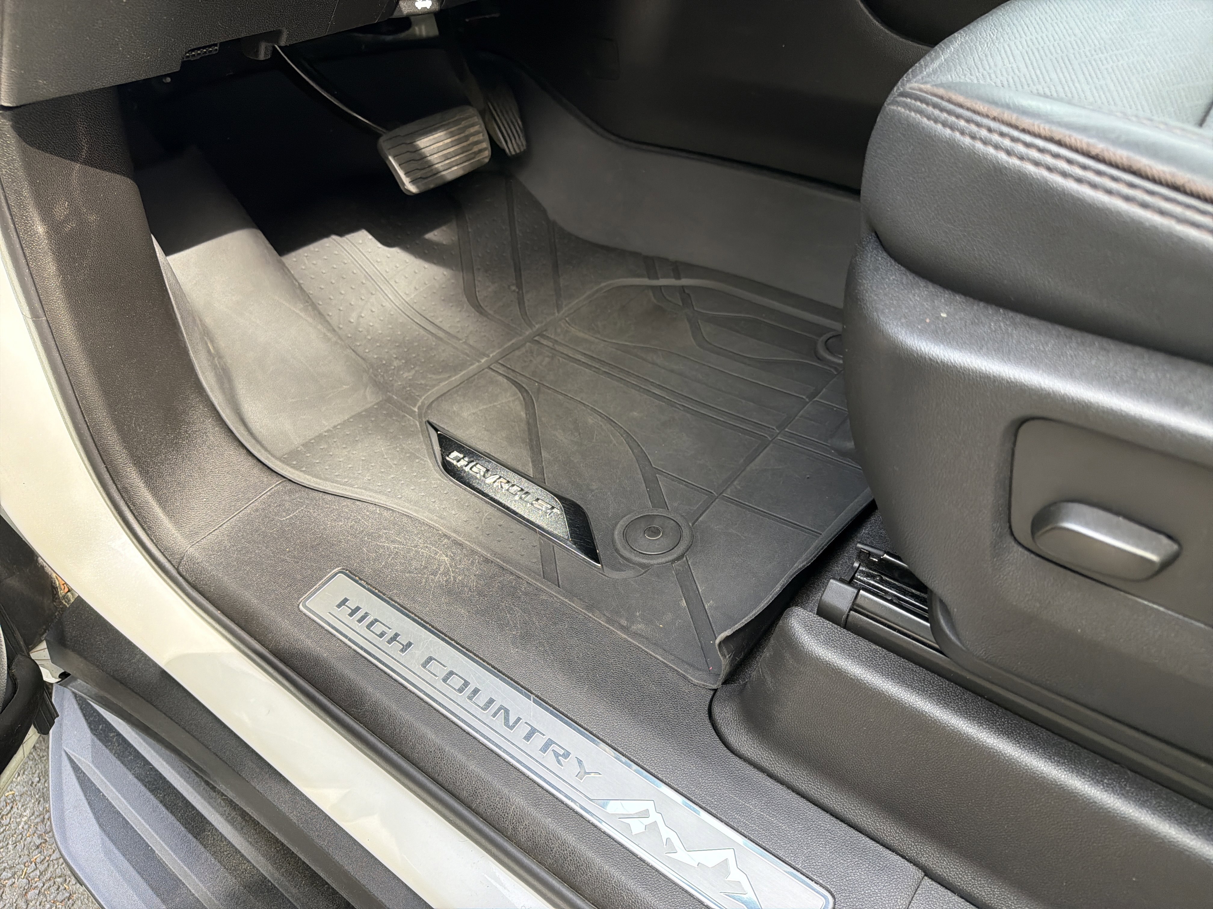 Used 2023 Chevrolet Tahoe High Country w/ Advanced Technology Package AWD/4WD image 17