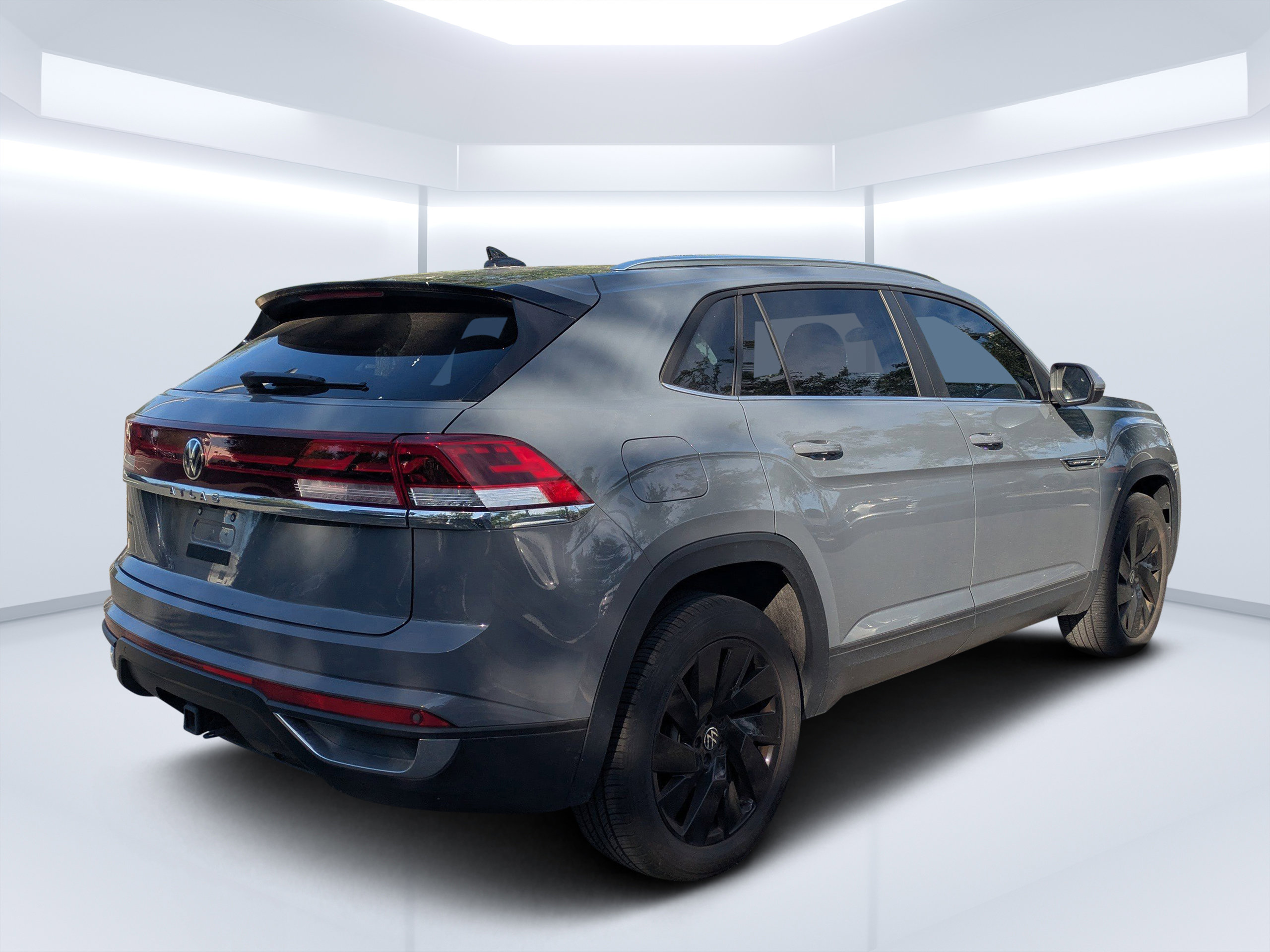 Used 2024 Volkswagen Atlas Cross Sport SE w/ Panoramic Sunroof Package FWD image 3
