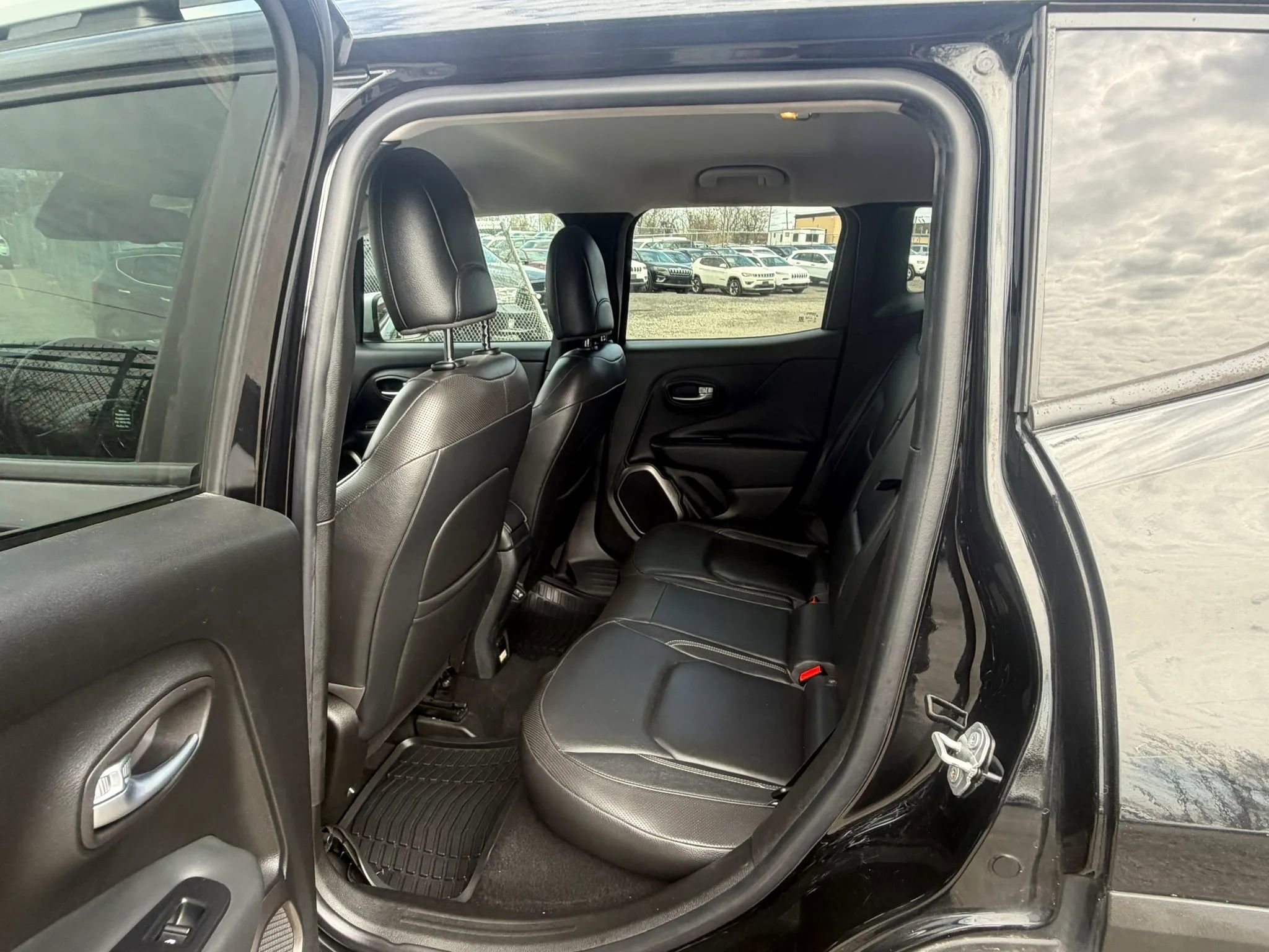 Used 2018 Jeep Renegade Limited FWD image 30
