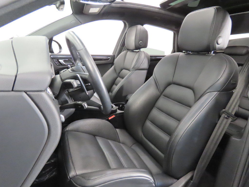 Certified 2025 Porsche Macan AWD/4WD image 5