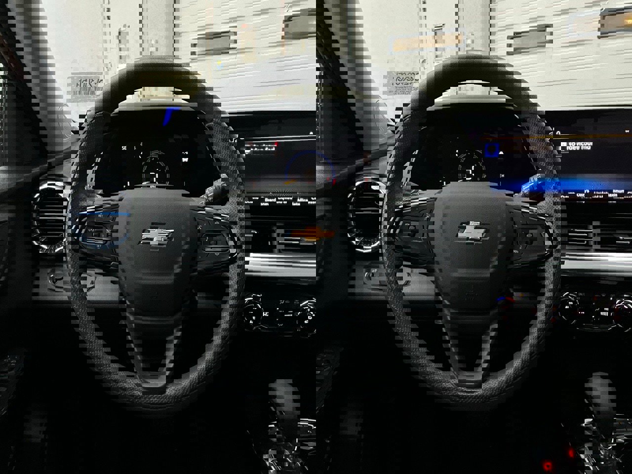 Used 2025 Chevrolet Trax LT image 30