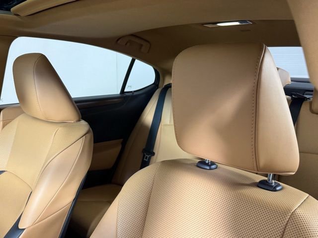 Certified 2022 Lexus ES 300h w/ Premium Package image 15